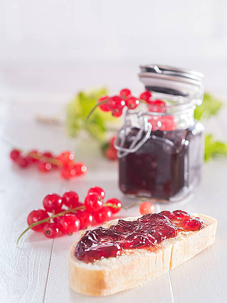 konfitüre aus roten johannisbeeren - brotaufstrich imagens e fotografias de stock