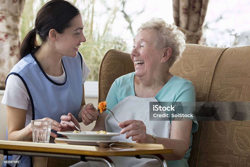 Donna Senior godendo il pranzo - Foto stock royalty-free di Consegna di cibo a domicilio