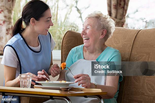Starszy Kobieta Cieszy Się Jej Obiad - zdjęcia stockowe i więcej obrazów Jedzenie na kółkach - Jedzenie na kółkach, Aktywni seniorzy, Ciąć