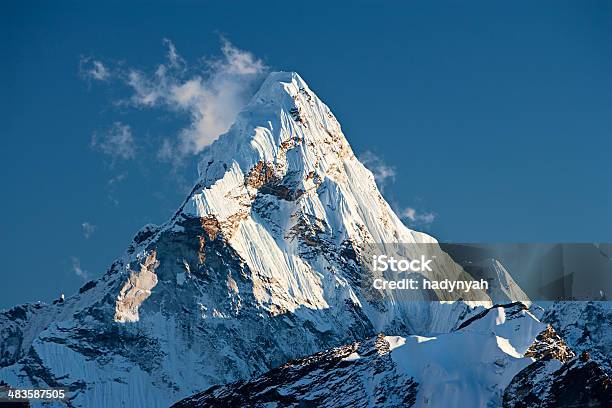 Ama Dablam Foto de stock y más banco de imágenes de Aire libre - Aire libre, Aislado, Ama Dablam