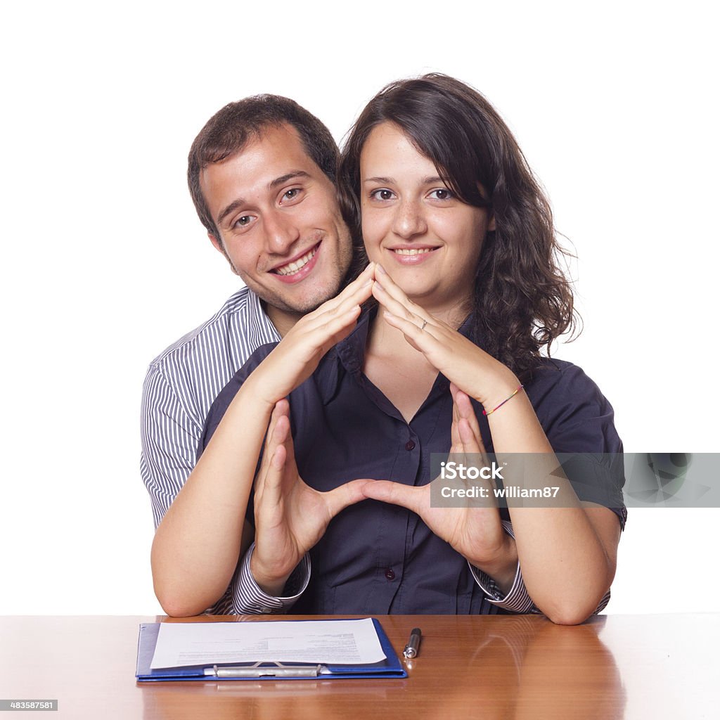 Glückliches junges Paar nach Haus kaufen - Lizenzfrei Ausverkauf Stock-Foto