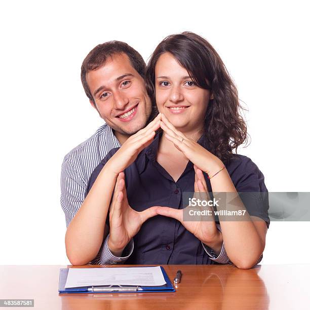 Glückliches Junges Paar Nach Haus Kaufen Stockfoto und mehr Bilder von Ausverkauf - Ausverkauf, Unterschreiben, Vertrag