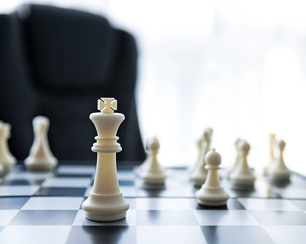 企業 stratergy - chess board room business strategy ストックフォトと画像