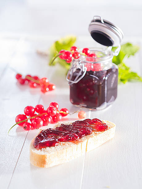 konfitüre aus roten johannisbeeren - brotaufstrich imagens e fotografias de stock