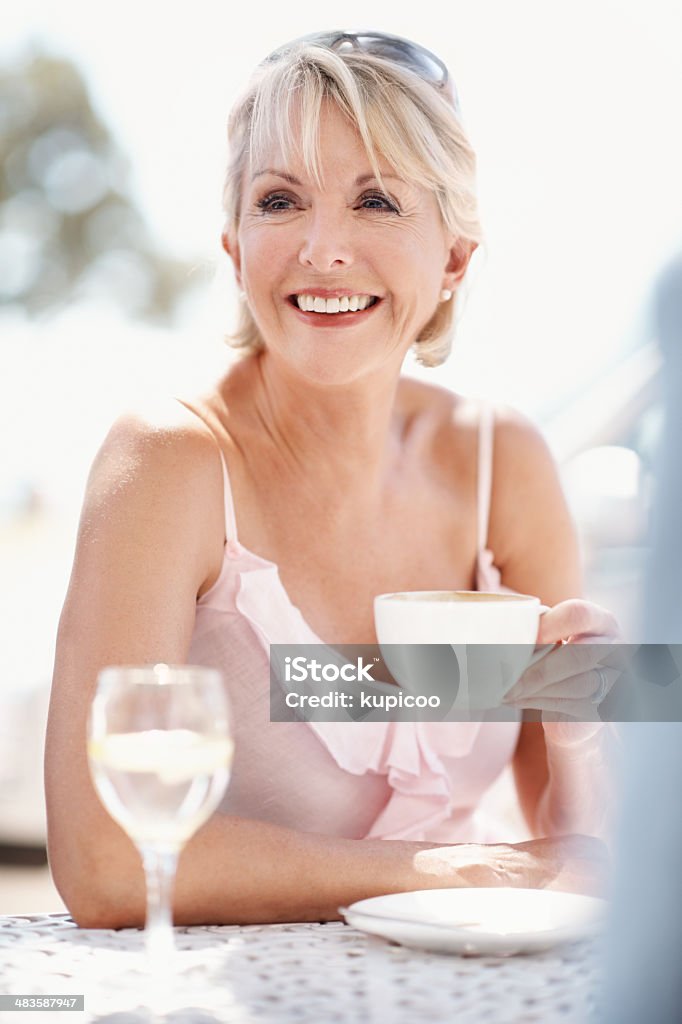 Nada se compara con una buena taza de café. - Foto de stock de 60-69 años libre de derechos