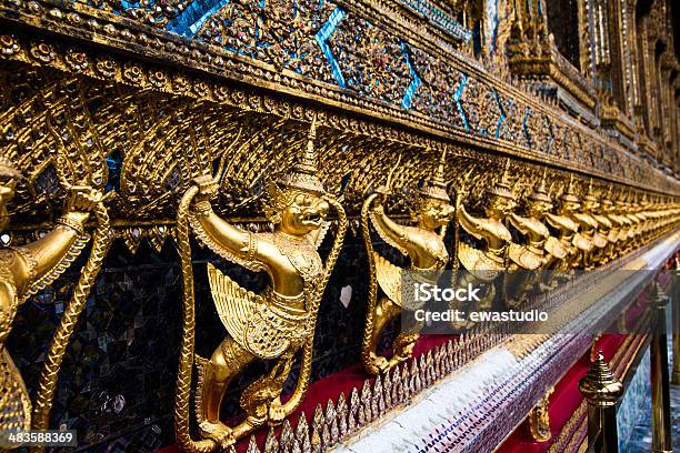 Templo Do Buda Esmeralda Ouro Patter Ornamentais Estatuetas - Fotografias de stock e mais imagens de Arquitetura