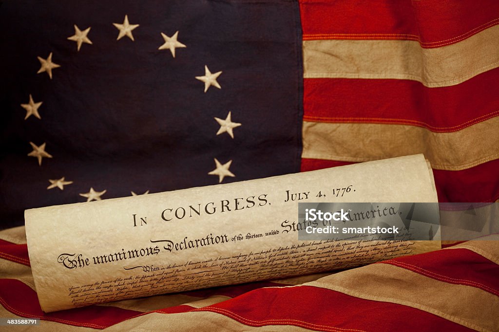 USA Dichiarazione di Indipendenza Sdraiato su un grunge Bandiera di Betsy Ross - Foto stock royalty-free di Dichiarazione di Indipendenza