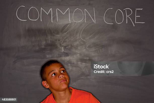 Criança De Escola Primária Rapaz Na Frente De Chalkboard Com Comum Núcleo - Fotografias de stock e mais imagens de Aspiração