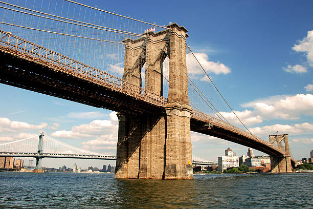 pont de brooklyn à new york city - brooklyn bridge bridge brooklyn stone photos et images de collection