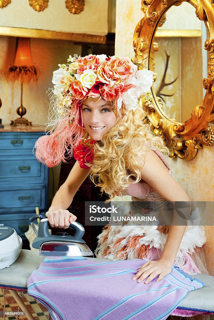Femme blonde fashion baroque femme fer Corvée domestique - Photo de Princesse libre de droits