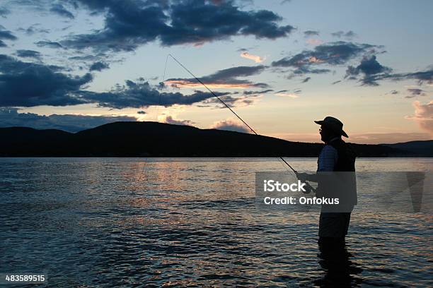 夕暮れの漁師のシルエット - 獲った魚のストックフォトや画像を多数ご用意 - 獲った魚, 1人, アクティブシニア