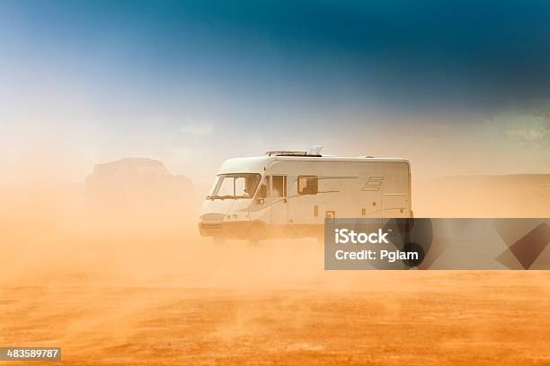 캠퍼 만들진 모래 폭풍 At 기념지 밸리 캠핑카에 대한 스톡 사진 및 기타 이미지 - 캠핑카, 열-개념, 사막