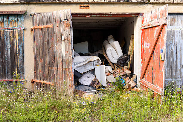 незаконные отходов в старый гараж - sperrmüll стоковые фото и изображения