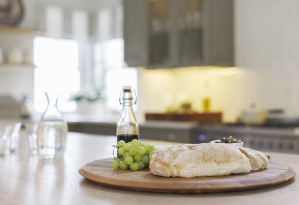 cacete, vinagre balsâmico e uvas na mesa de madeira na cozinha - baguette vinegar balsamic vinegar glazed imagens e fotografias de stock