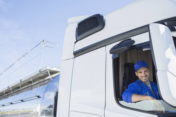 retrato de sorrindo motorista de caminhão-tanque de leite - semi truck driver pride white - fotografias e filmes do acervo