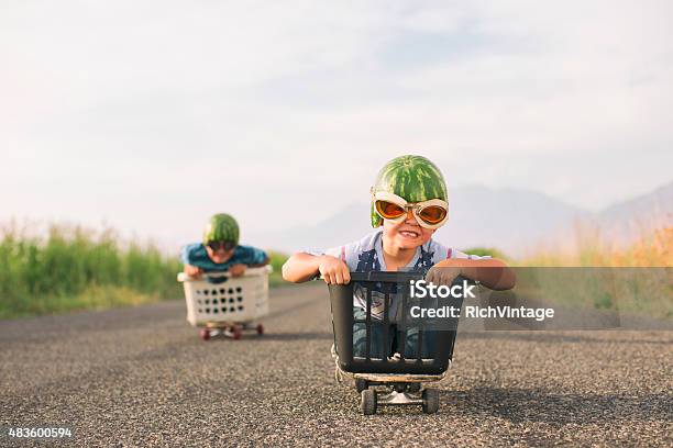 Jungen Racing Helme Mit Wassermelone Stockfoto und mehr Bilder von Kind - Kind, Bizarr, Gokartfahren