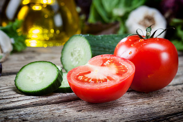 pomodori freschi di verdure insalata di cetriolo legno - garlic cooking oil cutting board horizontal foto e immagini stock