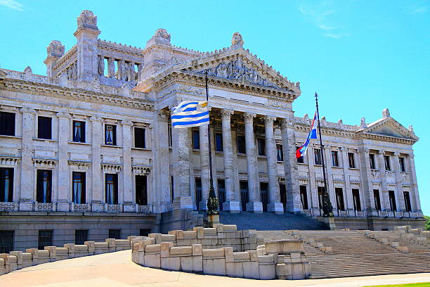 uruguaio palácio legislativo clássico parlamento e bandeiras, montevidéu, uruguai - uruguay montevideo facade built structure - fotografias e filmes do acervo