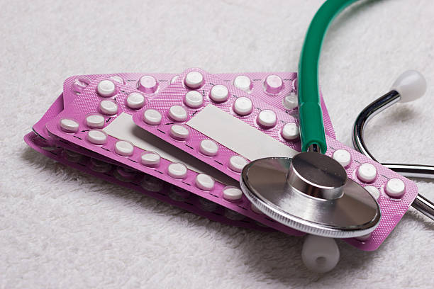 los blísteres con los comprimidos hormonal - pill human pregnancy capsule women fotografías e imágenes de stock