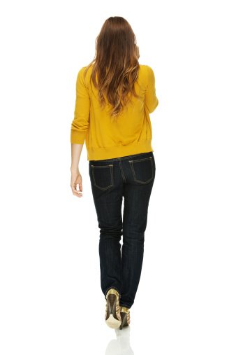 Posterior de chica caminando en jeans un tejido y taloneras photo