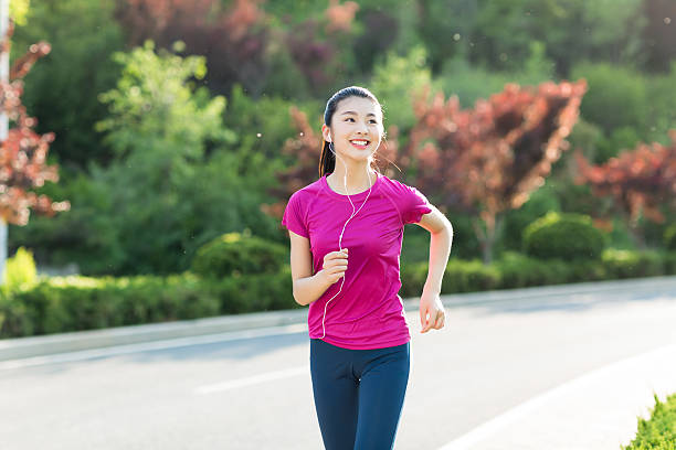 manhã menina chinesa execução - asian ethnicity jogging female women imagens e fotografias de stock