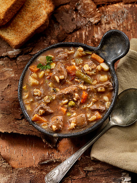 la carne de res y sopa de cebada - vegetable barley soup fotografías e imágenes de stock