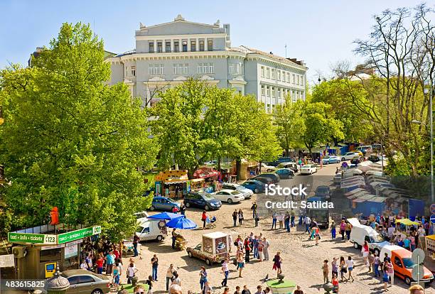 Turistas Escolha Lembranças Em Vladimirskaya Street Kiev - Fotografias de stock e mais imagens de Ao Ar Livre