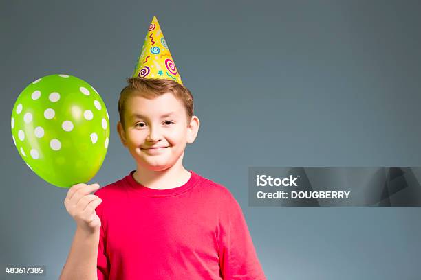 Geburtstag Jungen Stockfoto und mehr Bilder von Alterungsprozess - Alterungsprozess, Aufregung, Blick in die Kamera