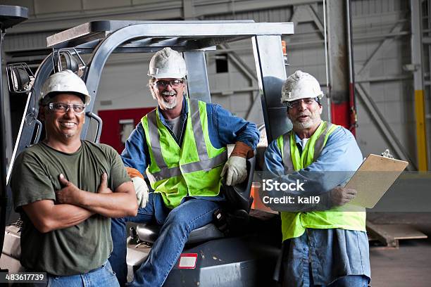 Handbuch Arbeiter Im Lager Stockfoto und mehr Bilder von Bauarbeiter - Bauarbeiter, Industrieberuf, Porträt