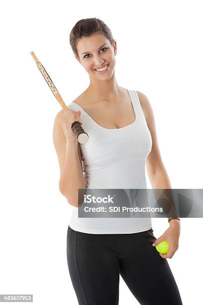 Fêmea Tenista Segurando A Raquete Fotografia De Estúdio - Fotografias de stock e mais imagens de Adulto