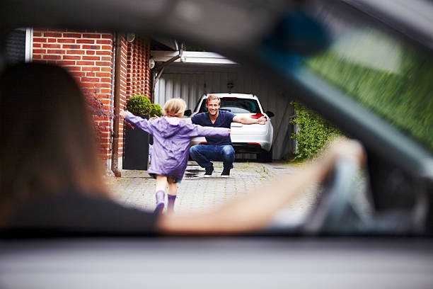 alors, heureux de voir papa ! - divorce photos et images de collection