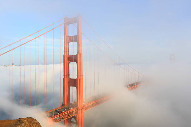 san francisco: golden gate bridge - san francisco county suspension bridge cityscape marin tower imagens e fotografias de stock