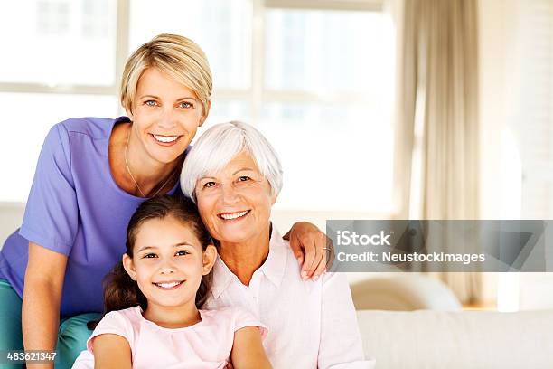 Drei Generation Von Frauen Lächeln Zusammen Im Wohnzimmer Stockfoto und mehr Bilder von Drei Personen