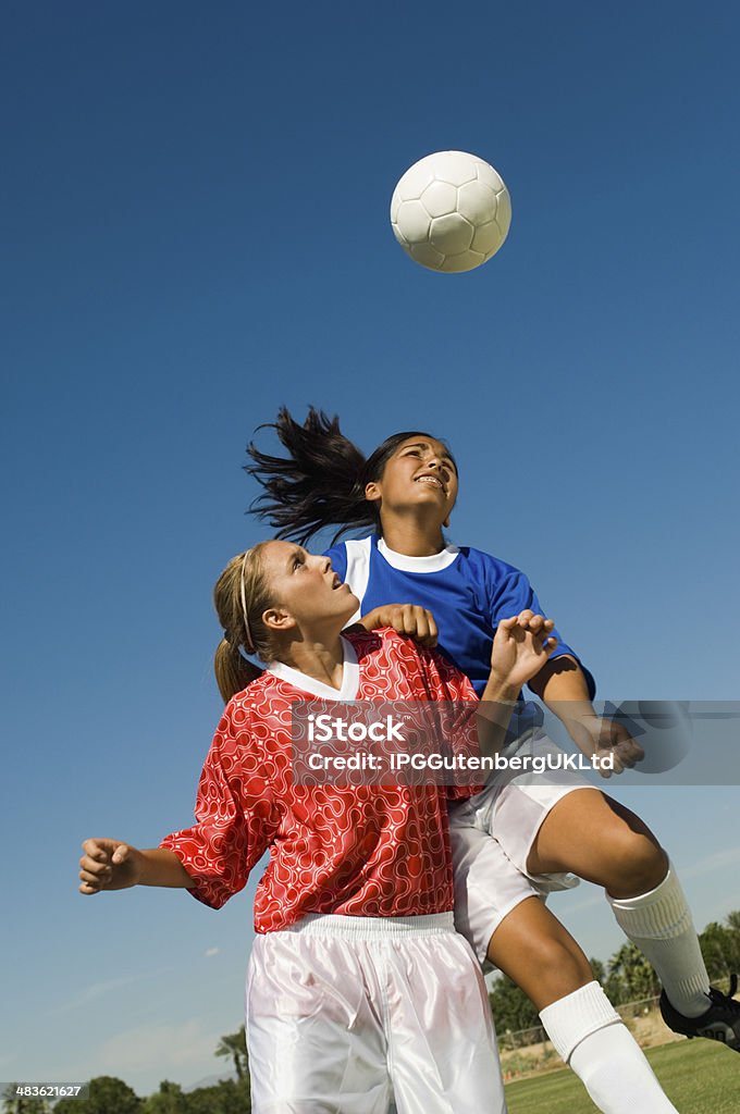 Filles en direction de ballon de football au Match - Photo de Football libre de droits