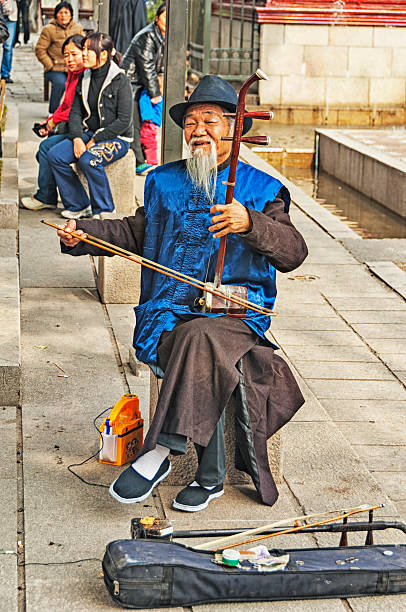 artista de rua mais chinesa de homem com barba tongli china - erhu - fotografias e filmes do acervo