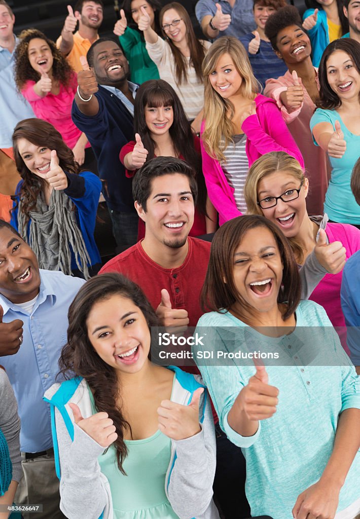 Grande grupo de estudantes universitários dando polegares para cima o sinal de "" - Foto de stock de Aluno Mais Velho royalty-free