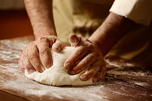 amasar la masa y levaduras - bakers yeast fotografías e imágenes de stock