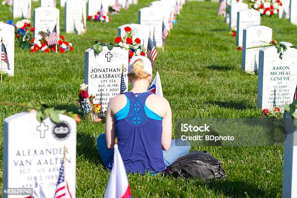 Memorial Giorno Cimitero Nazionale Di Arlington - Fotografie stock e altre immagini di Cimitero Nazionale di Arlington - Cimitero Nazionale di Arlington, Forze armate, Persona in lutto