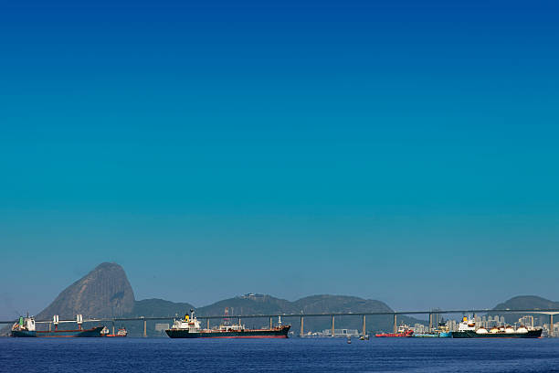 선박 펜비드 (구아나바라 베이에서의 in rio - guanabara bay natural landmark bridge industrial ship 뉴스 사진 이미지