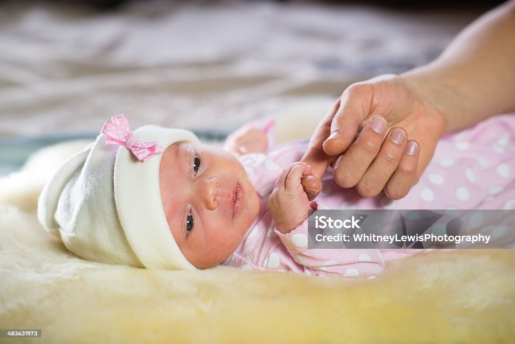 Bébé tenant doigt de leurs parents - Photo de 0-11 mois libre de droits