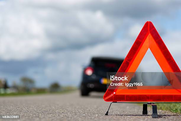 Carro Com Uma Repartição - Fotografias de stock e mais imagens de Acidente - Conceito - Acidente - Conceito, Estrada principal, Avaria no Carro