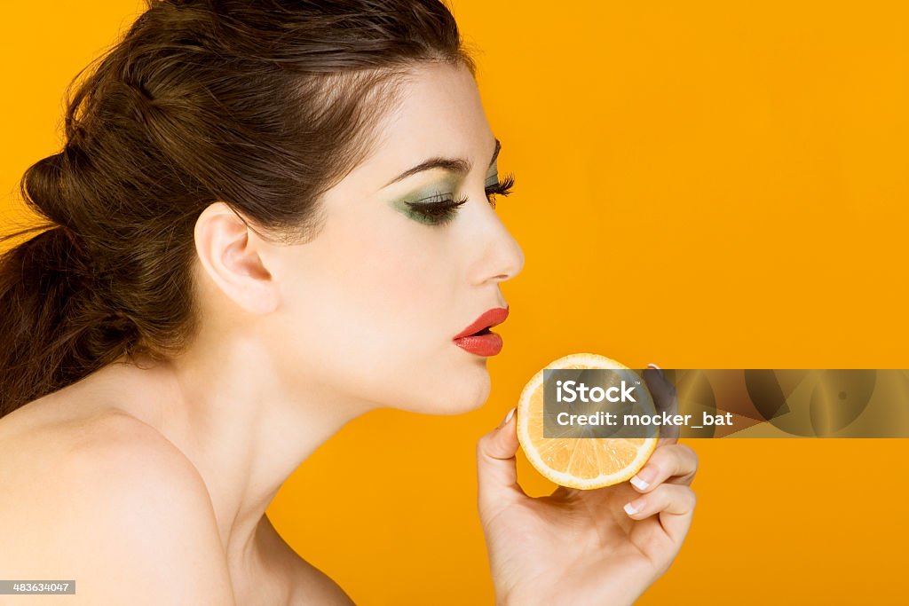 Bela brunette mulher com fatia de limão - Foto de stock de 20 Anos royalty-free