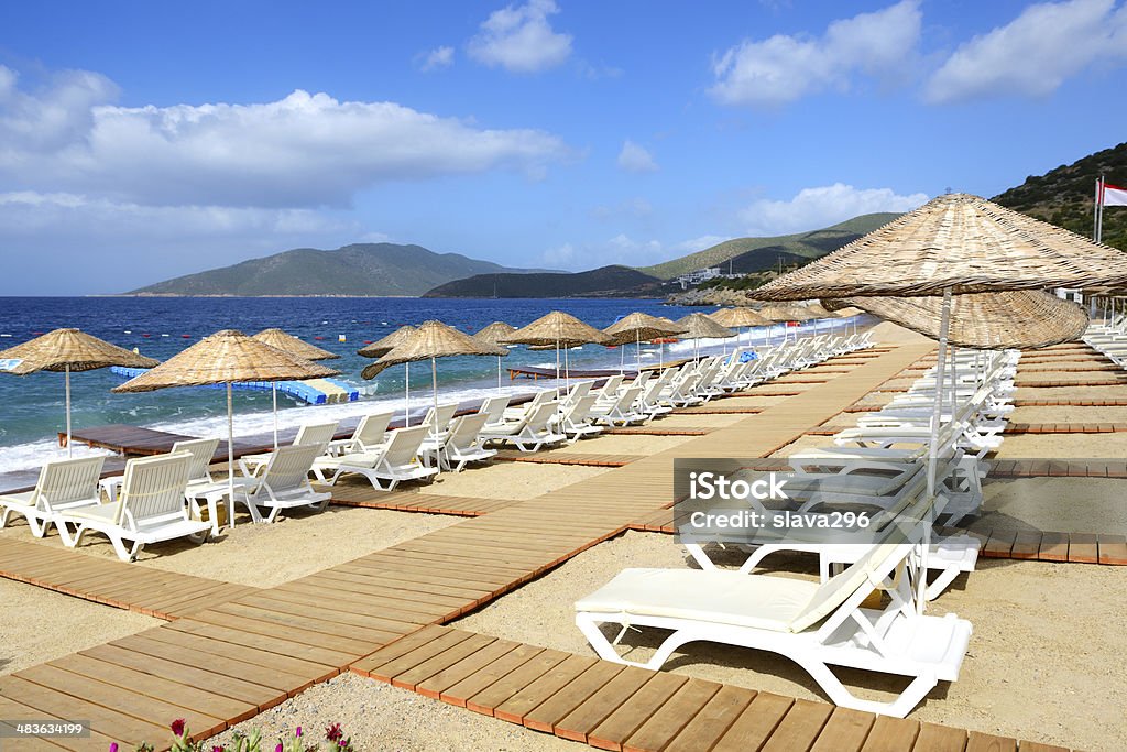 La playa de arena en el hotel de lujo, de Bodrum, Turquía - Foto de stock de Bodrum libre de derechos