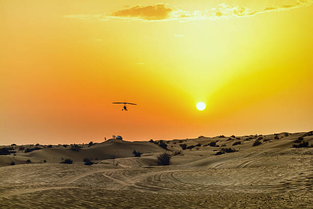 tramonto tra le dune del deserto - united arab emirates liwa desert saudi arabia arabia foto e immagini stock