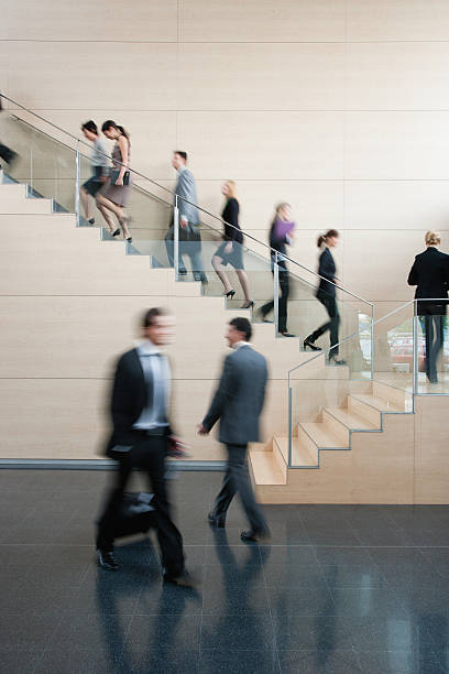 geschäftsleute gehen auf geschäftigen büro-treppe - staircase walking office steps stock-fotos und bilder