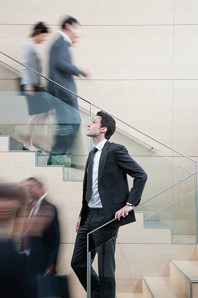 calm person in 한산합니다 배송함 계단 - people office mobility looking 뉴스 사진 이미지