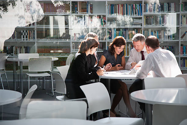 hommes d'affaires au bureau, salle de réunion - rear view group of people people business photos et images de collection