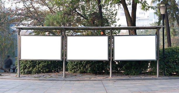 空の看板には、公共の公園 - billboard posting ストックフォトと画像