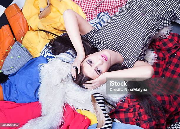 Foto de Jovem Atraente Mulher Estressada Deitando e mais fotos de stock de Desarrumado - Desarrumado, Closet, Caos