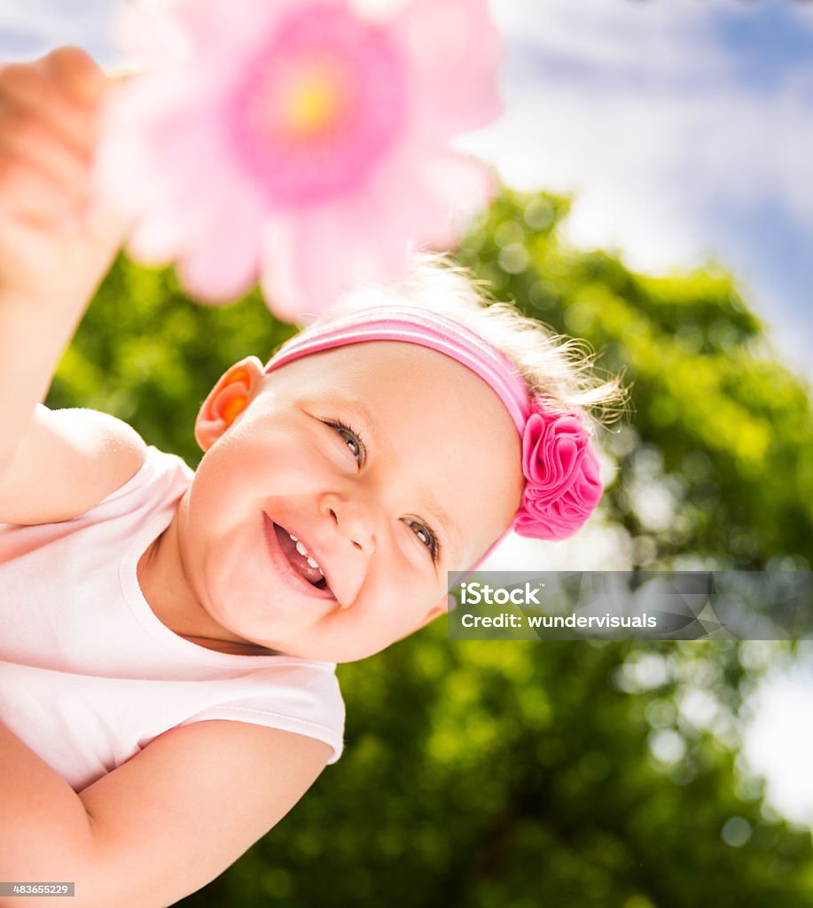 幸せな赤ちゃんにピンクの花の自然 - 夏のロイヤリティフリーストックフォト